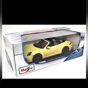 Maisto 1/18 Porsche 911 992.2 Targa 4 GTS Yellow Diecast Scale Model Car